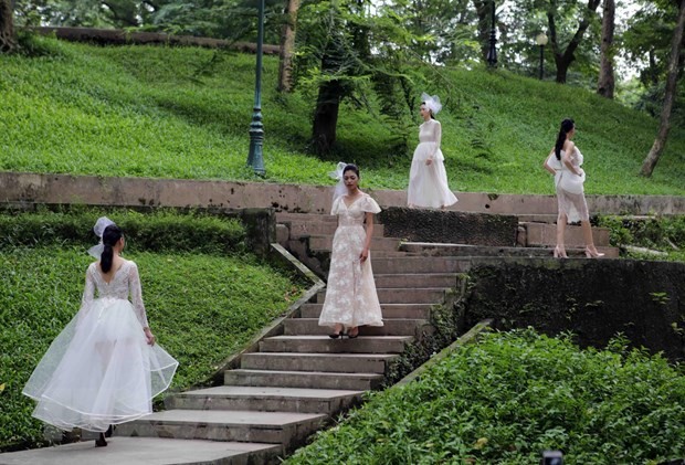 Vietnamese designers present spring-summer collection in Hanoi - ảnh 1