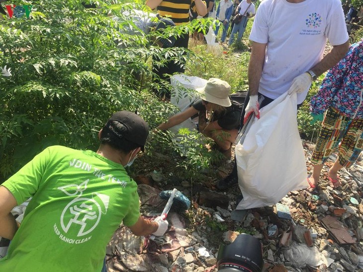 Volunteers clean up Long Bien bridge, Red River area - ảnh 1