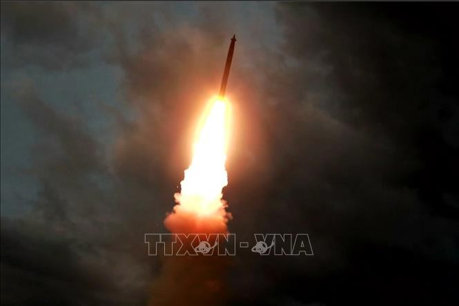 North Korea launches two short-range ballistic missiles - ảnh 1