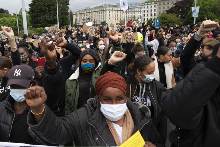 Swiss people join anti-racism protests  - ảnh 1