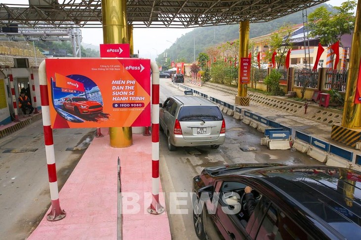 Electronic non-stop toll collection system begins operation - ảnh 1