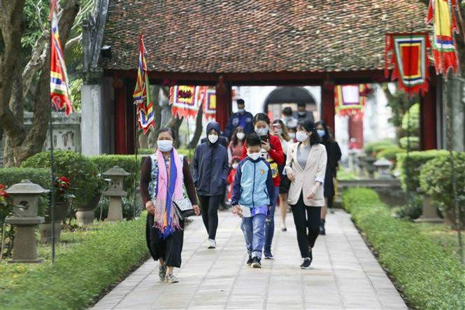 Hanoi welcomes 122,000 visitors during Lunar New Year festival - ảnh 1