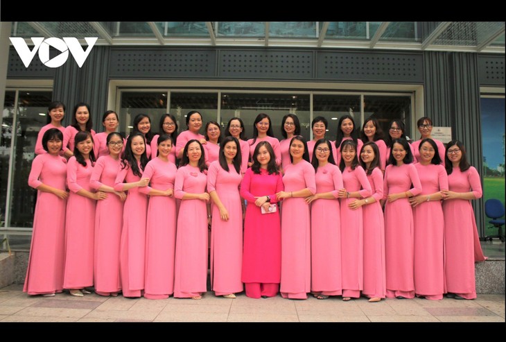 Women donning “ao dai” shine at work  - ảnh 1