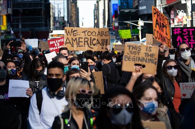 Protesters rally in Atlanta to stop Asian hate - ảnh 1