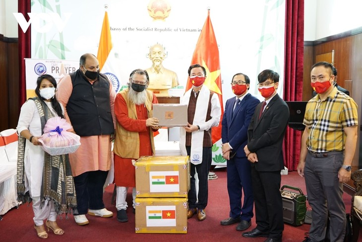 Vietnam’s Buddhist followers help India, Nepal fight COVID-19 - ảnh 1