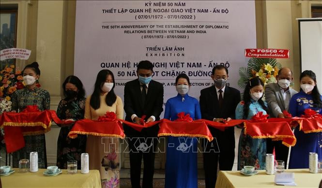 Photo exhibition features 50 years of Vietnam-India diplomatic ties - ảnh 1