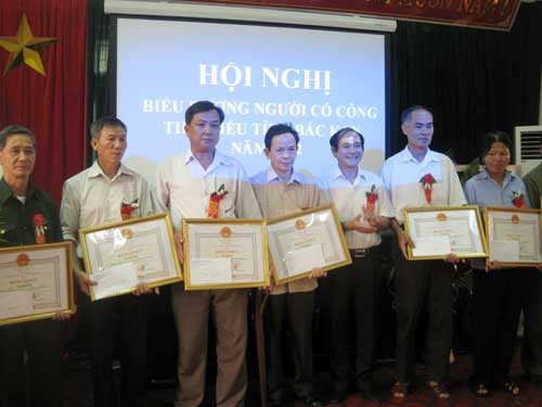 Staatspräsident Truong Tan Sang ehrt Kriegsinvaliden - ảnh 1