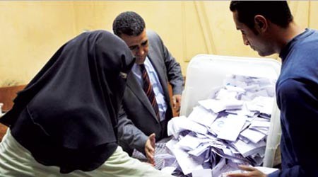 Mehrheit der Ägypter stimmt dem neuen Verfassungsentwurf zu - ảnh 1