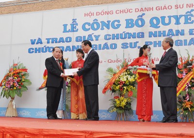 Veröffentlichung der Entscheidung für den Titel Professor und Vize-Professor  - ảnh 1