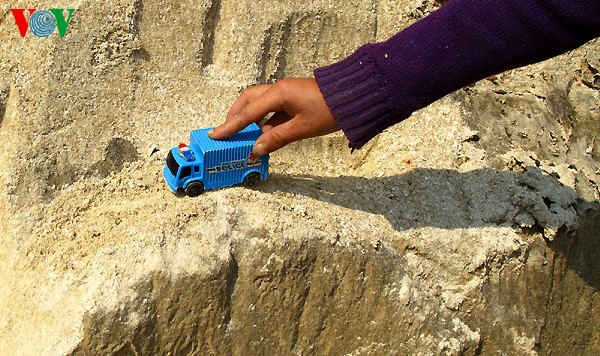 Kinder der Volksgruppe der Mong bauen sich Spielräume am Fuße des Berges - ảnh 8