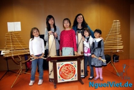 Tran Phuong Hoa lehrt traditionelle vietnamesische Musikinstrumente mitten in Berlin - ảnh 1