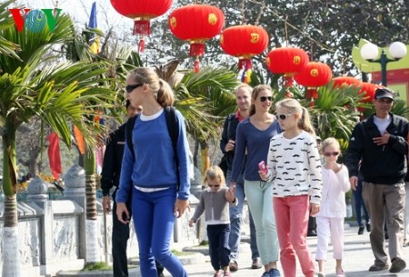 Hanoier besuchen Pagoden am ersten Tag des traditionellen Neujahrsfests Tet - ảnh 4