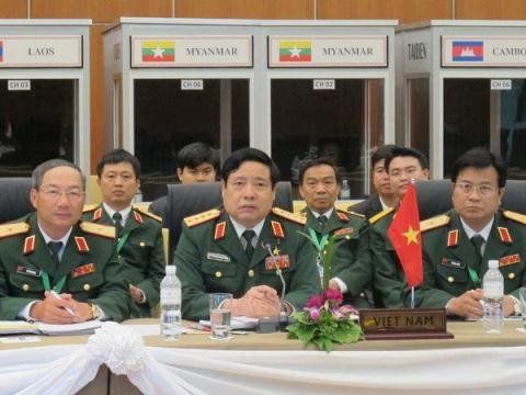 Vietnam nimmt an ASEAN-Verteidigungsministerkonferenz in Myanmar teil - ảnh 1