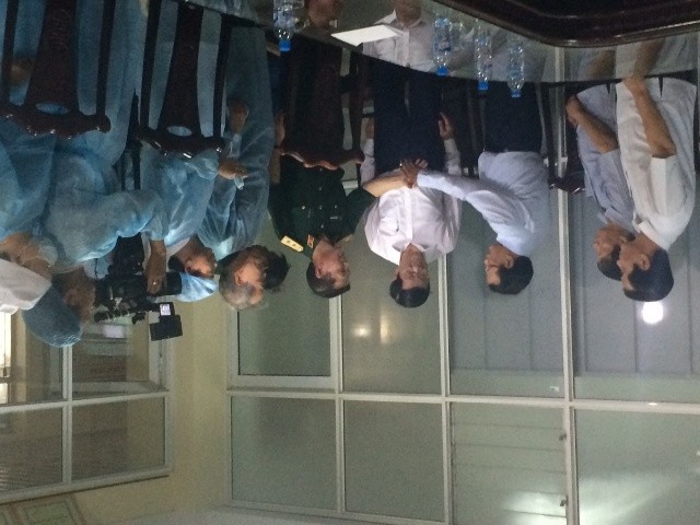 Staatspräsident Truong Tan Sang besucht schwer verletzte Soldaten des Flugzeugunglücks Mi-171 - ảnh 1