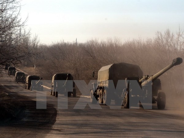 Ukraine: Prorussische Separatisten beginnen den Abzug schwerer Waffen - ảnh 1