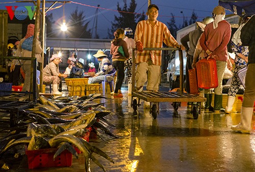 Lebendige Atmosphäre beim Hafen Tho Quang der zentralvietnamesischen Stadt Da Nang - ảnh 10