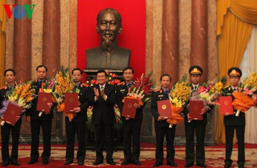 Staatspräsident Truong Tan Sang überreicht Ernennungsurkunde an Mitarbeiter der Staatsanwaltschaft - ảnh 1