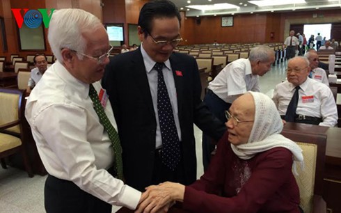 Treffen mit Abgeordneten aller Legislaturperioden von Ho Chi Minh Stadt - ảnh 1