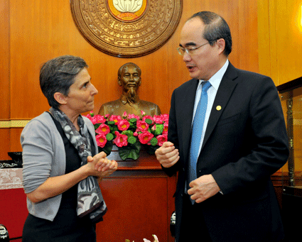 Vorsitzender der Vaterländischen Front Vietnams trifft schweizerische Botschafterin in Vietnam - ảnh 1