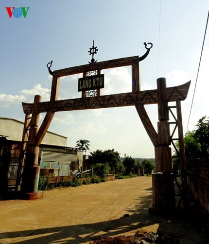 Flugzeug-Motiv der Beinhäuser im Hochland Tay Nguyen - ảnh 1