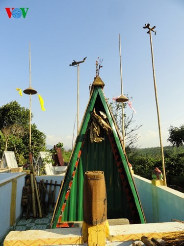 Flugzeug-Motiv der Beinhäuser im Hochland Tay Nguyen - ảnh 4