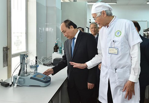 Premierminister zu Gast beim 20. Gründungstag der Hanoi Universität für Business und Technologie - ảnh 1