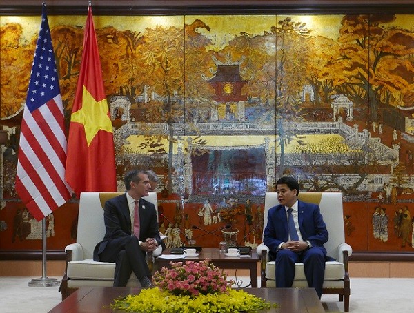 Hanoi und US-Stadt Los Angeles arbeiten in Bereichen Umwelt, Verkehr und Förderung von Smart-Cities  - ảnh 1