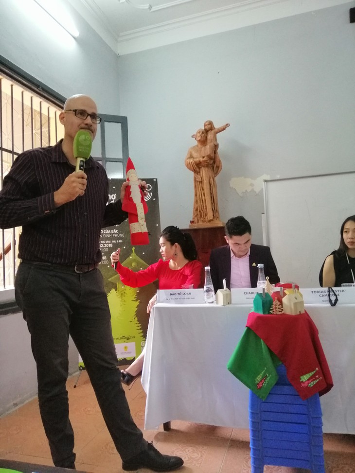 Genussvolle Stimmung auf deutschem Weihnachtsmarkt in Hanoi - ảnh 1