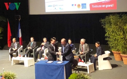Frankreich und Vietnam wollen die Zusammenarbeit zwischen den Provinzen vorantreiben - ảnh 1