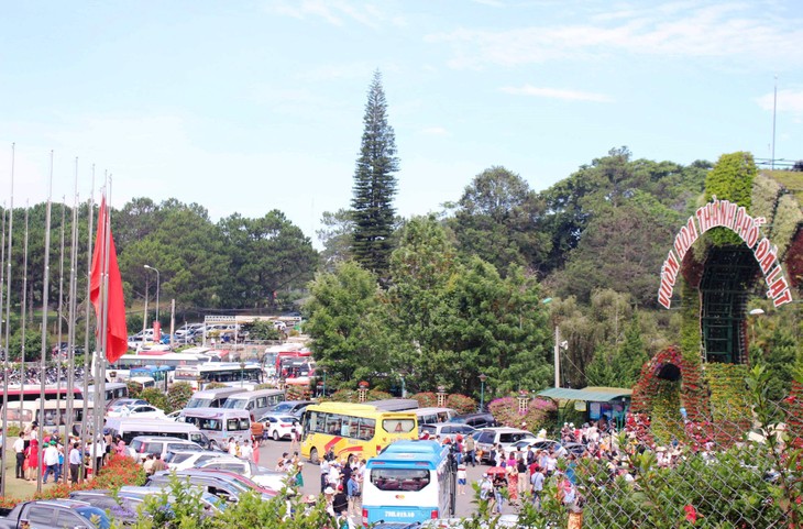 Feiertage: Viele Tourismusorte sind voll von Besuchern - ảnh 1