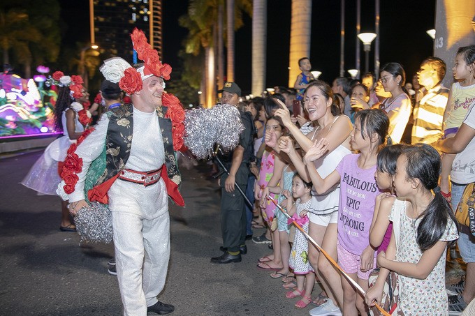 100 internationale Künstler treten beim Straßenfest in Da Nang auf - ảnh 1