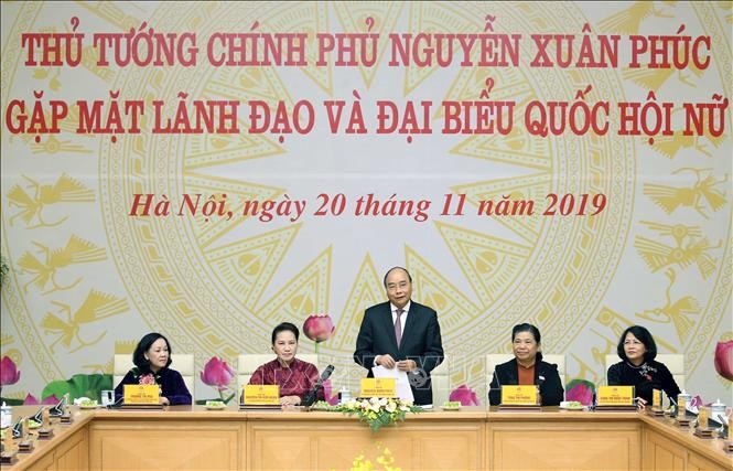 Premierminister Nguyen Xuan Phuc trifft weibliche Abgeordnete - ảnh 1