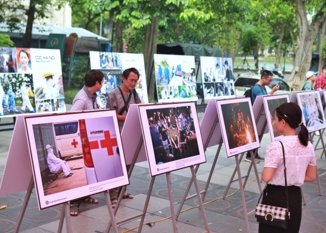 Fotoausstellung über Momente des Lebens in der Zeit der Covid-19-Epidemie - ảnh 1