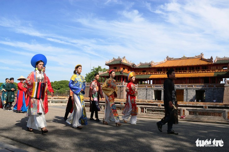 Parade mit Ao Dai ehrt König Nguyen Phuc Khoat - ảnh 1