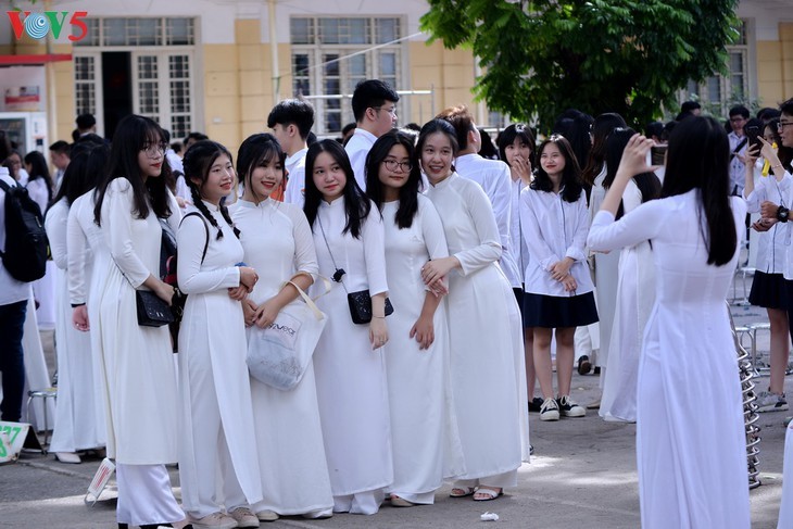 Berührte Momente beim Schulabschluss der Schüler der 12. Klassen - ảnh 11