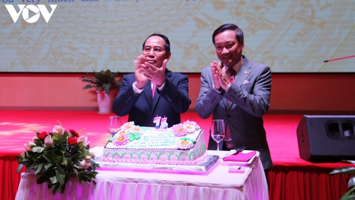 Feier zum 75. Nationalfeiertag Vietnams in Frankreich, Laos und Venezuela - ảnh 1