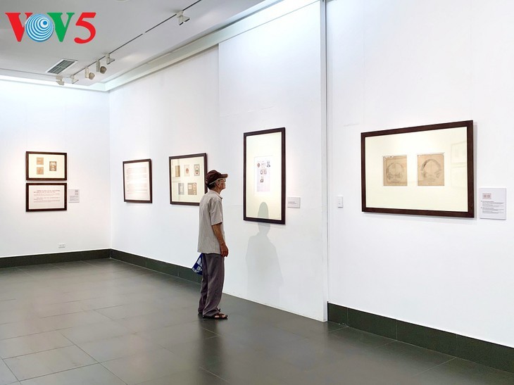 Ausstellung über die Entstehung des vietnamesischen Wappens in Hanoi - ảnh 17