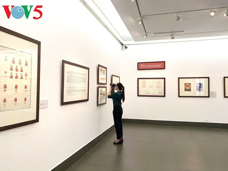 Ausstellung über die Entstehung des vietnamesischen Wappens in Hanoi - ảnh 18