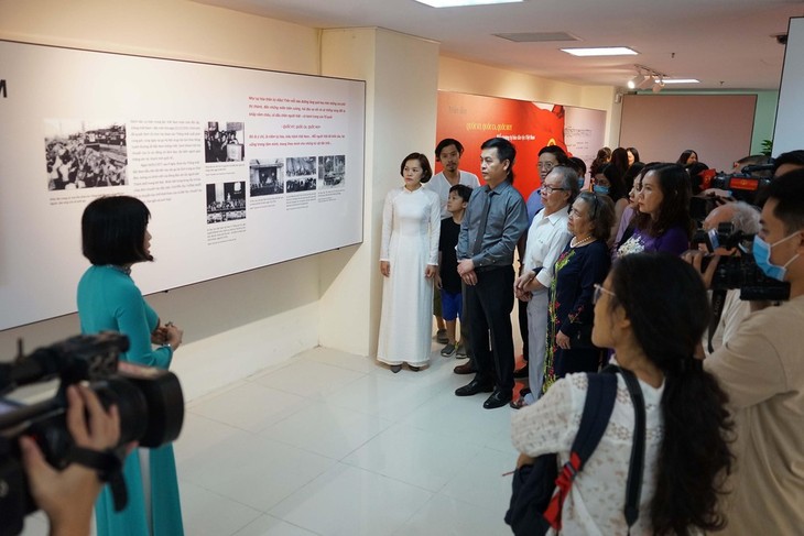 Ausstellung “Nationalflagge, Nationalhymne, Nationalwappen: Symbol des Stolzes des vietnamesischen Volkes“ - ảnh 1