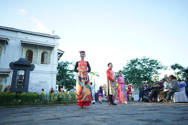 Designer Viet Bao stellt einen Raum für das Ao Dai Hue vor - ảnh 1