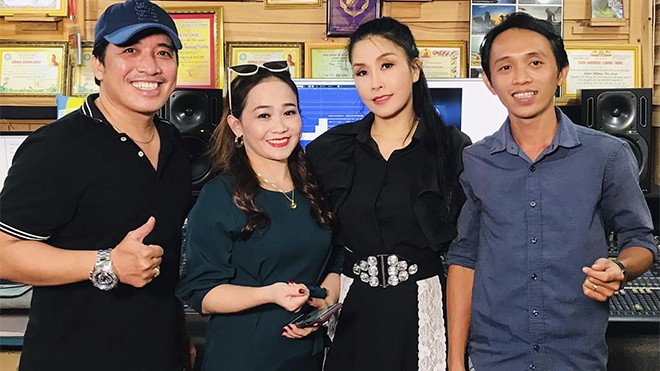 150 Künstler nehmen am Musikvideo „Blumen in Zentralvietnam werden blühen” teil - ảnh 1