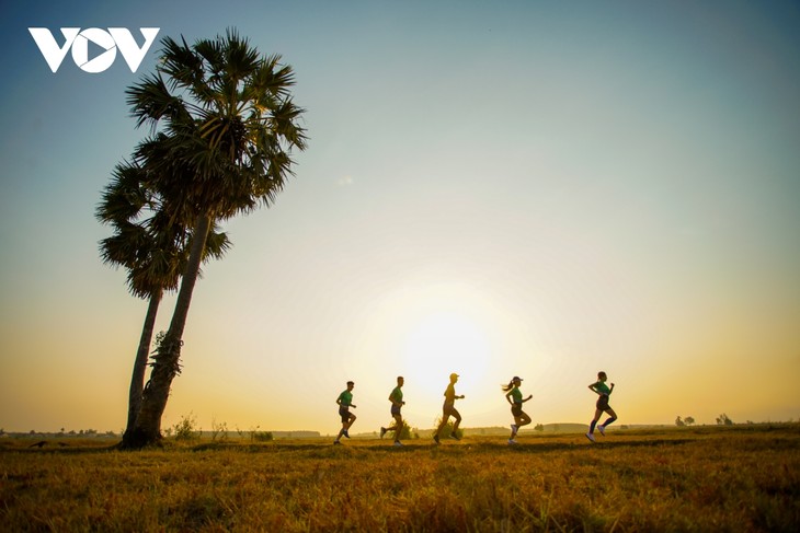 Tay Ninh: Erster Marathonlauf zur Entdeckung des Bergs Ba Den - ảnh 1