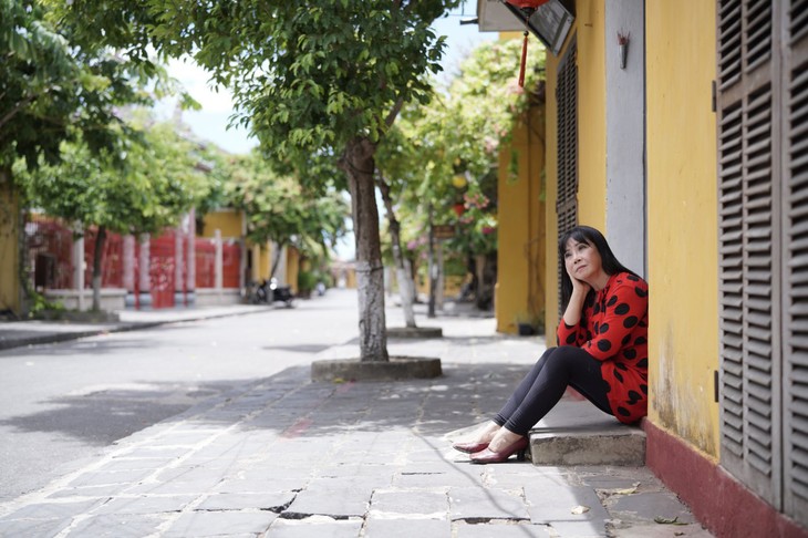 Sängerin Anh Tuyet stellt das MV „Senden nach Süden” vor - ảnh 1