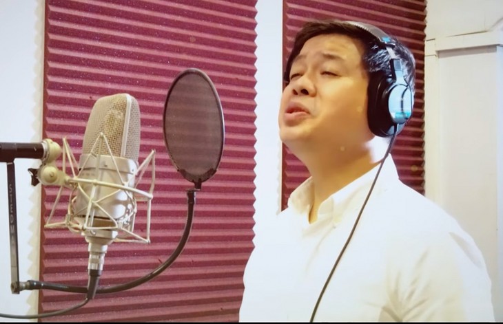 Sänger Dang Duong ermutigt den Geist der Covid-19-Bekämpfung durch das Lied “Warten auf Siegestag” - ảnh 1