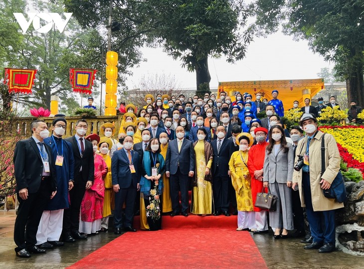 Staatspräsident und Auslandsvietnamesen zünden Räucherstäbchen in Thang Long-Zitadelle an - ảnh 1