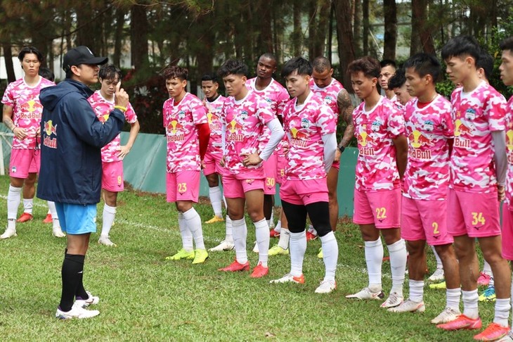 Thailändische Zeitung: Trainer Kiatisuk wird Hoang Anh Gia Lai den V-League-Championstitel bringen - ảnh 1
