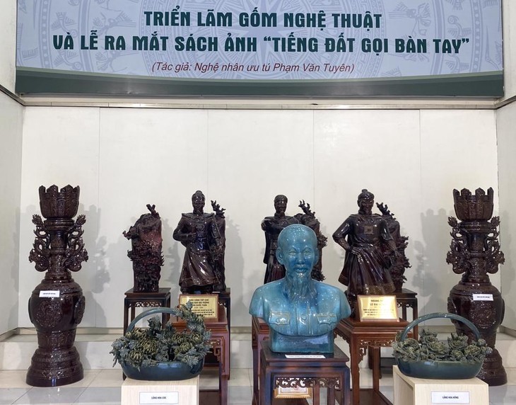 Vorstellung der Ausstellung „Kunstkeramik” des Künstlers Pham Van Tuyen - ảnh 1