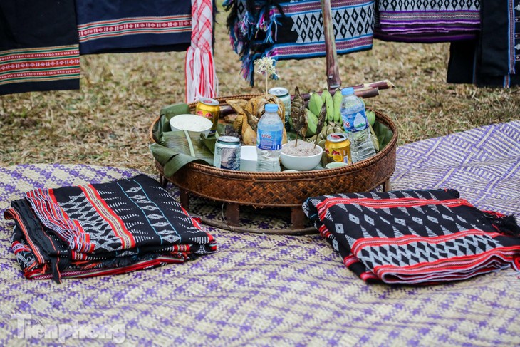 Gebet mit Brokatstoff als Opfergabe - eine kulturelle Besonderheit der ethnischen Minderheit Ta Oi - ảnh 1