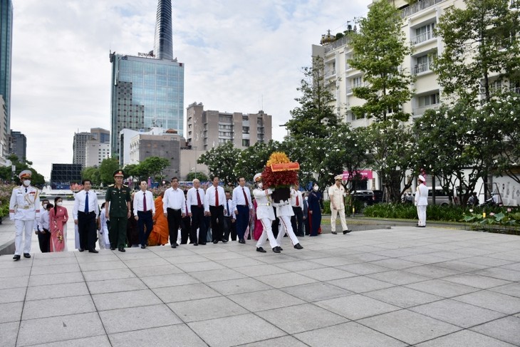 Aktivitäten zum 132. Geburtstag des Präsidenten Ho Chi Minh - ảnh 1