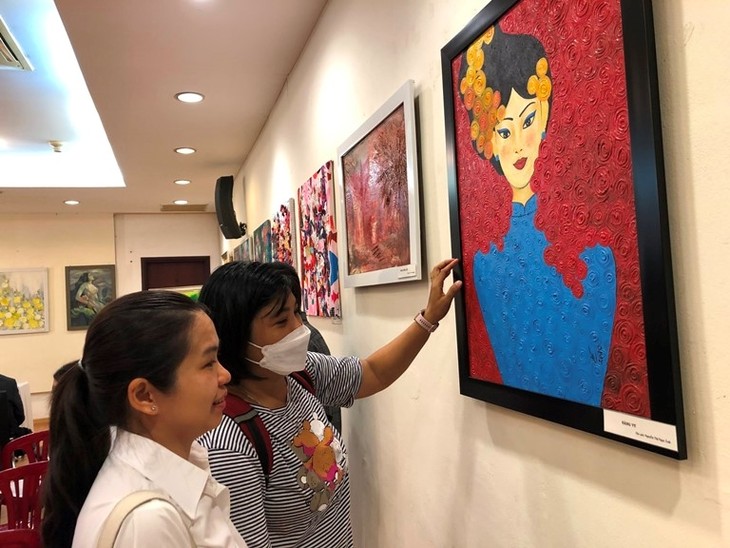 Viele einzigartige Werke der bildenden Kunst bei Ausstellung „Grüne Brücke“ - ảnh 1